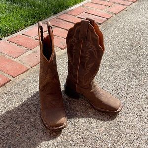 Selling pair of boots